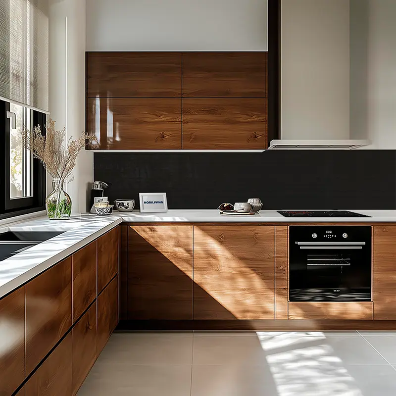 L-förmige Küche mit Holzfronten und weißer Arbeitsplatte