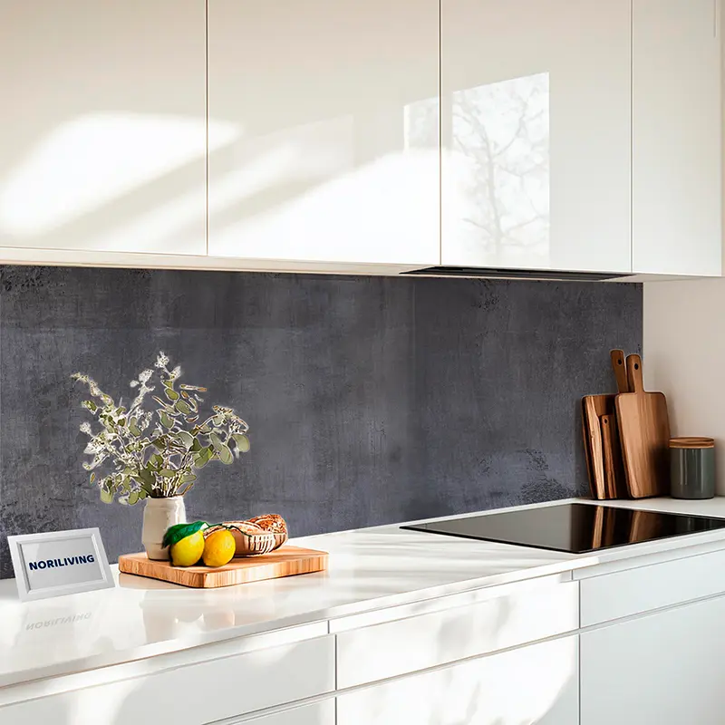 Helle Arbeitsplatte mit Schneidebrettern, Vase und Zitronen