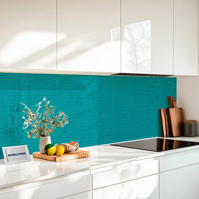 Türkisfarbene Rückwand in weißer Küche mit Deko