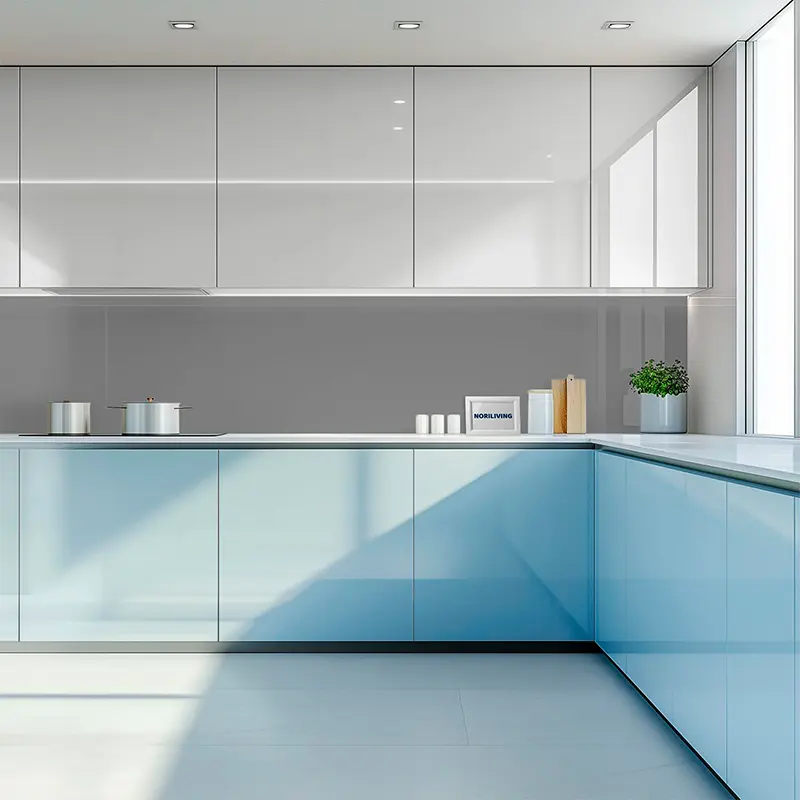 Helle Minimal-Küche mit blauen Unterschränken