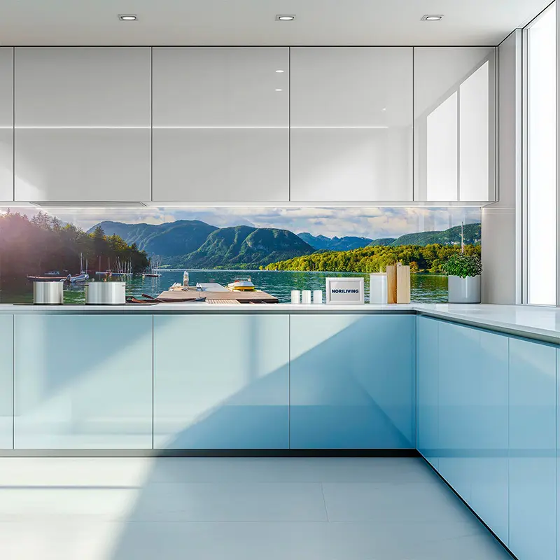 Helle Küchenzeile mit Fotomotiv See, Steg und Bergen