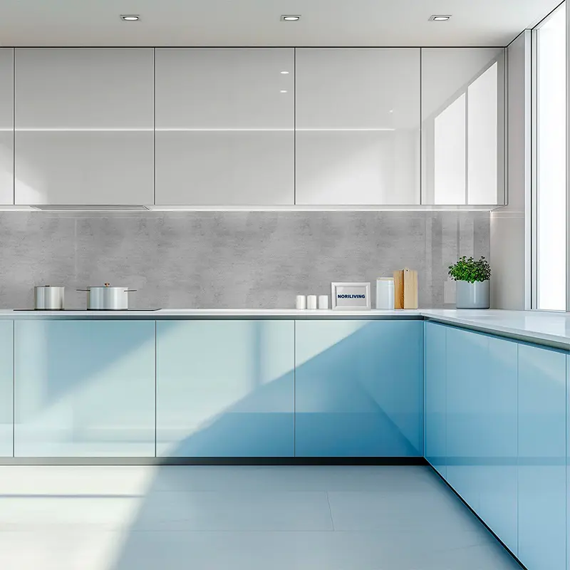 Helle minimalistische Küche mit Glanzfronten und Fensterlich