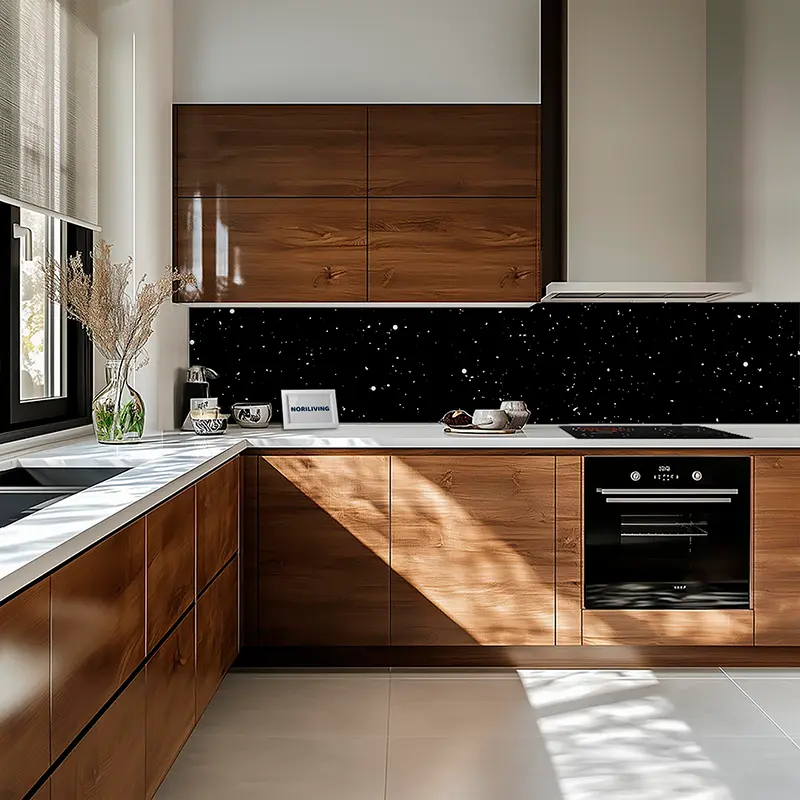 Helle Küche mit Holzschränken und schwarzem Sternen-Panel