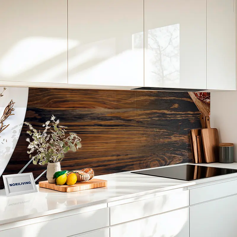 Weiße Küche mit Holzrückwand, Schneidebrettern und Zitrone