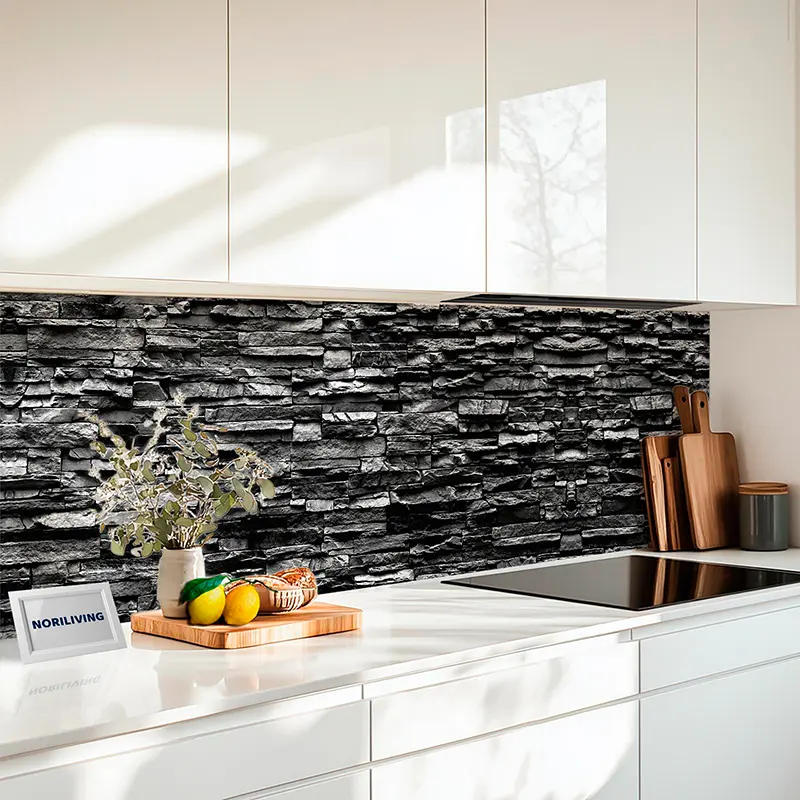 Weiße Küche mit schwarzer Steinoptik-Rückwand