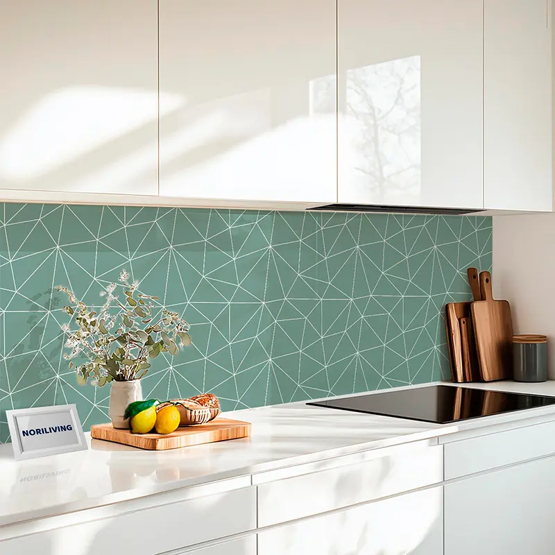 Weiße Küche mit türkis geometrischer Küchenrückwand