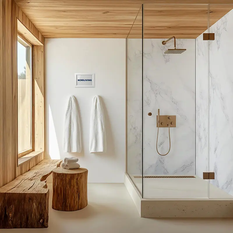 Helles Bad mit Marmorwand, Glasdusche und Handtüchern