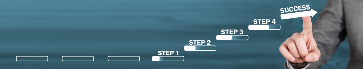 Eine Hand zeigt auf eine Treppe mit den Beschriftungen Schritt 1 bis Schritt 4, die zum Erfolg führen.