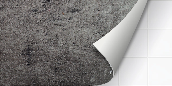 Selbstklebefolie Betonoptik, Ecke abgezogen, weiße Fliesen