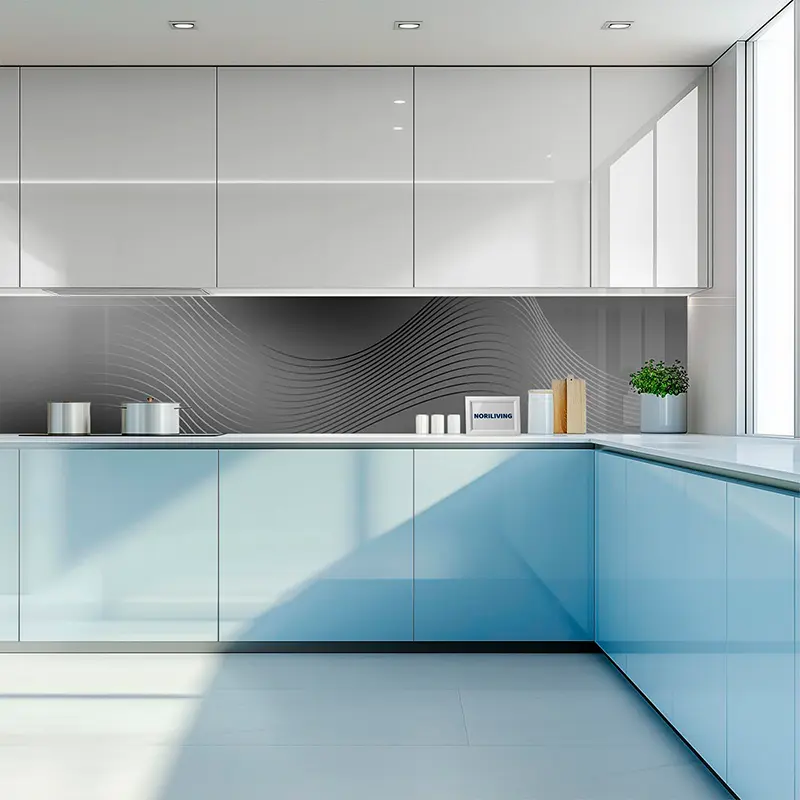 Helle moderne Küche, blaue Unterschränke, Glasrückwand