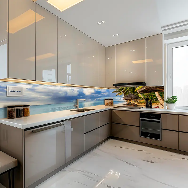 Glatte beige Küche mit Meerblick-Küchenrückwand