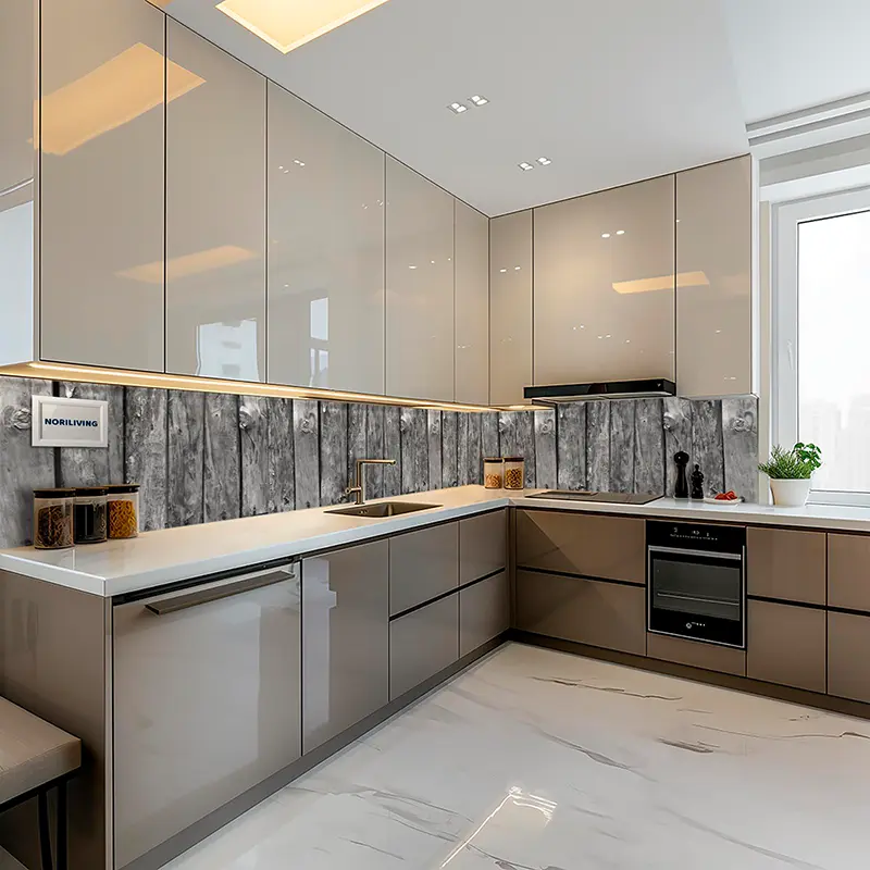 Eckküche in Grau mit Holzoptik-Spritzschutz