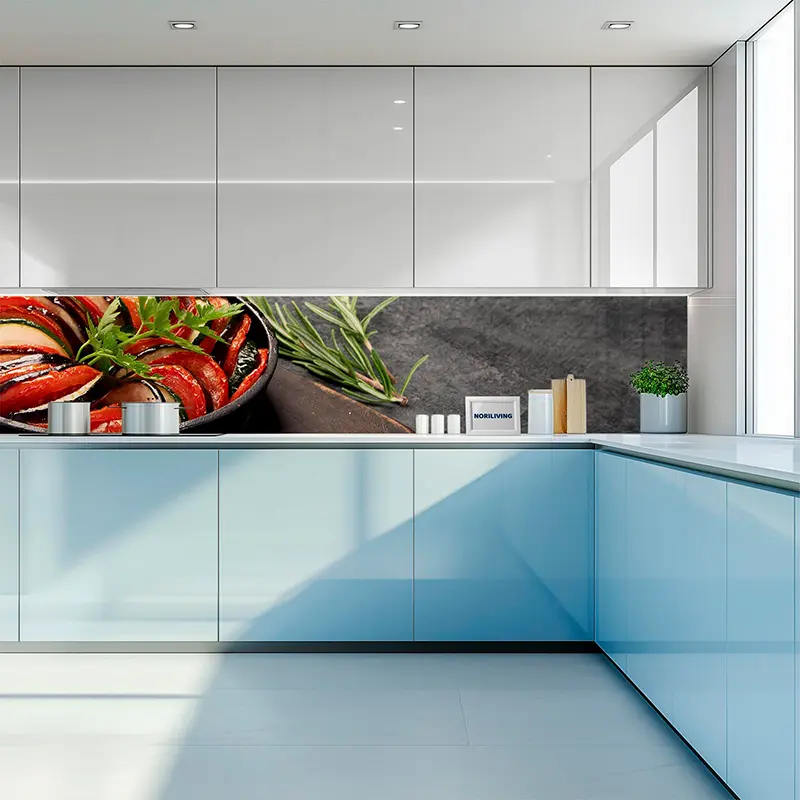 Helle moderne Einbauküche mit blauer Front und Kräuter-Foto