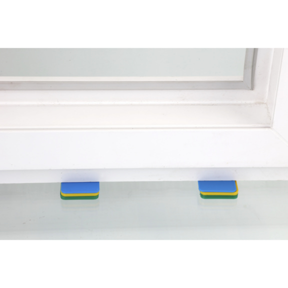 Türstopper-Set, bestehend aus blauen und gelben Elementen, unter einer Tür platziert