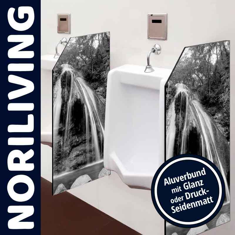 Zwei Urinale mit dekorativen Trennwänden, die ein Wasserfallmotiv zeigen, in einer öffentlichen Toilette.