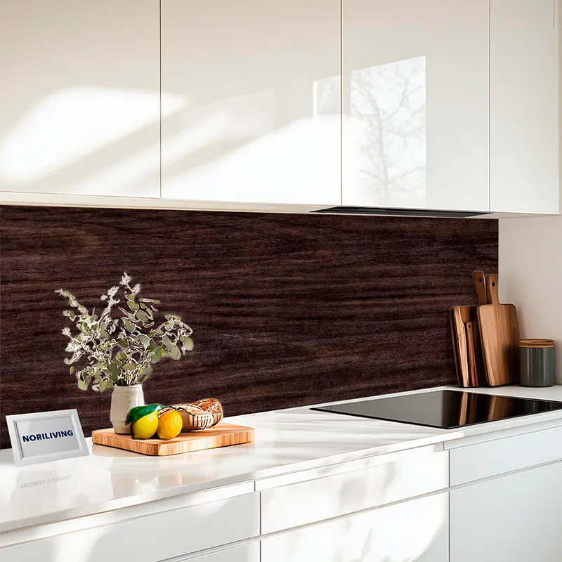 Moderne weiße Küche mit dunkler Holzrückwand