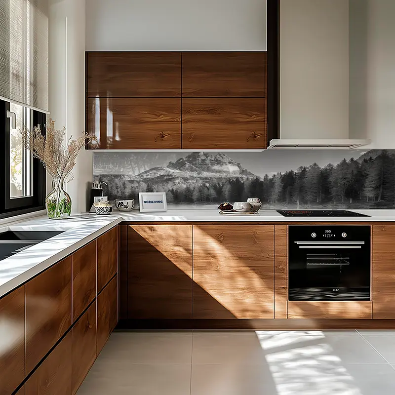 Küche mit Holzfronten, weißer Arbeitsplatte und Bergmotiv