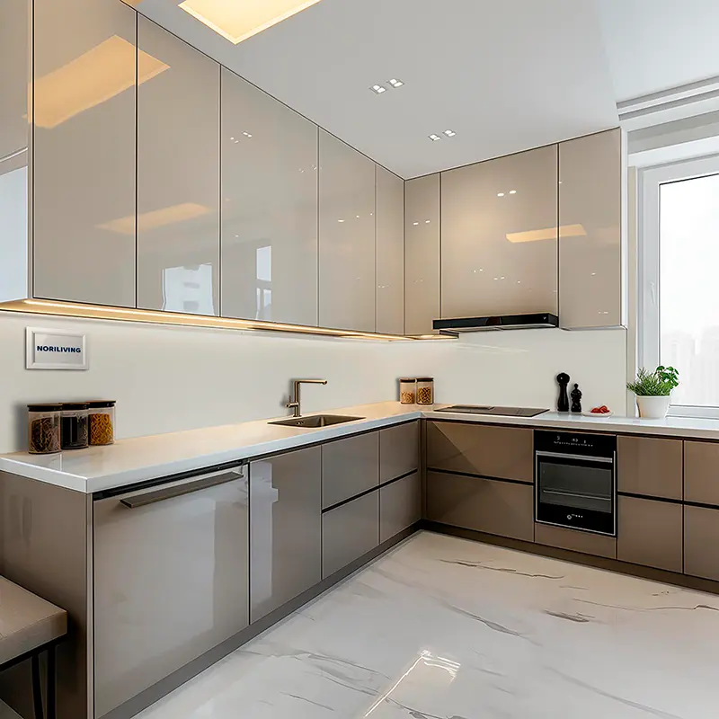 Helle L-förmige Küche mit Arbeitsplatte und Backofen