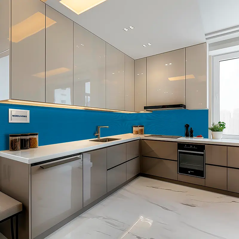 Eckküche mit blauem Spritzschutz