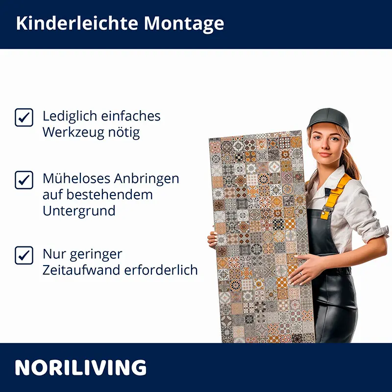 Frau hält selbstklebende Dekorfliese Musterplatte