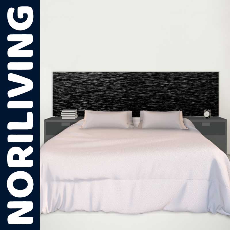 Stilvolles Doppelbett mit schwarzem Kopfteil und weißen Kissen, Nachttische auf beiden Seiten mit Bücherstapel und Wecker.