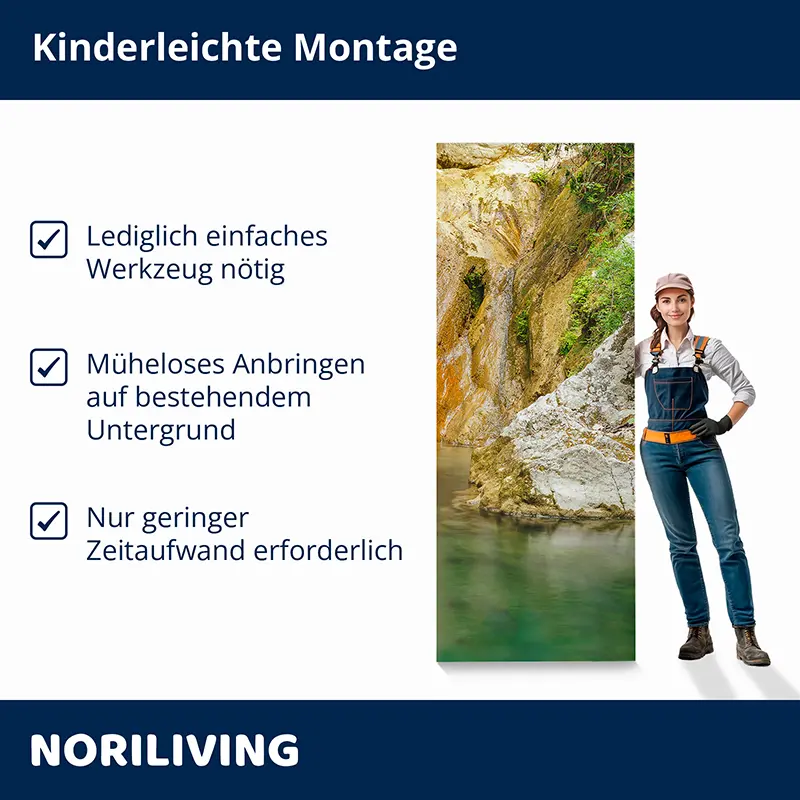Frau neben Natur-Wandbild und Montagehinweisen
