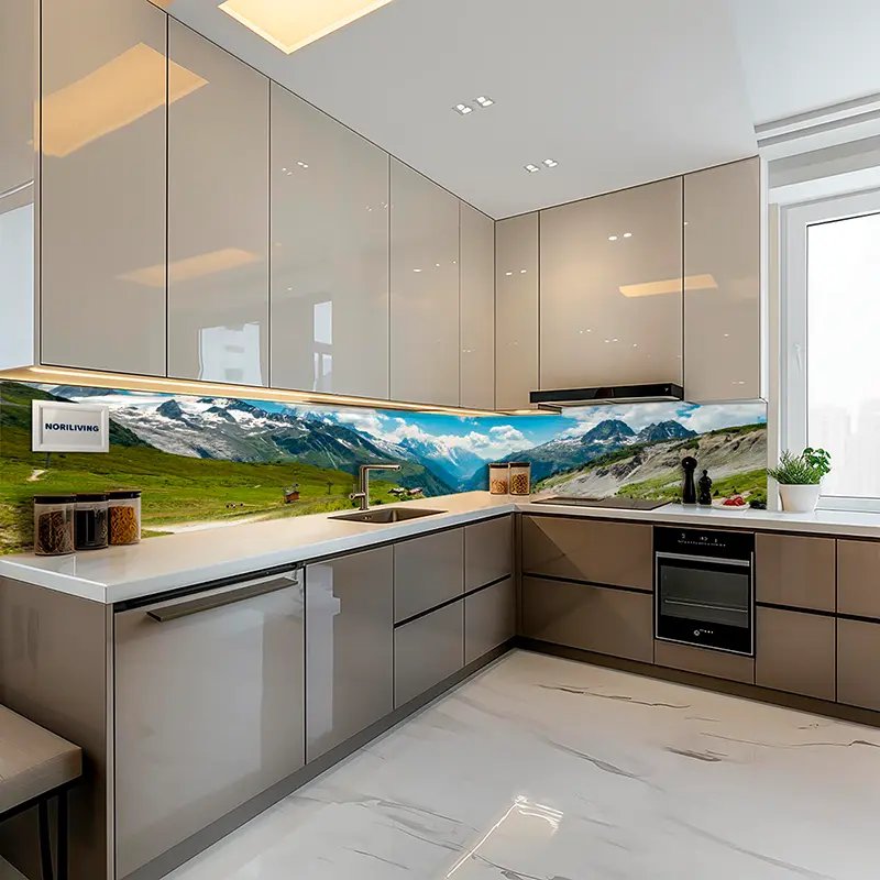 Elegante Küchenzeile mit Alpen-Bildrückwand