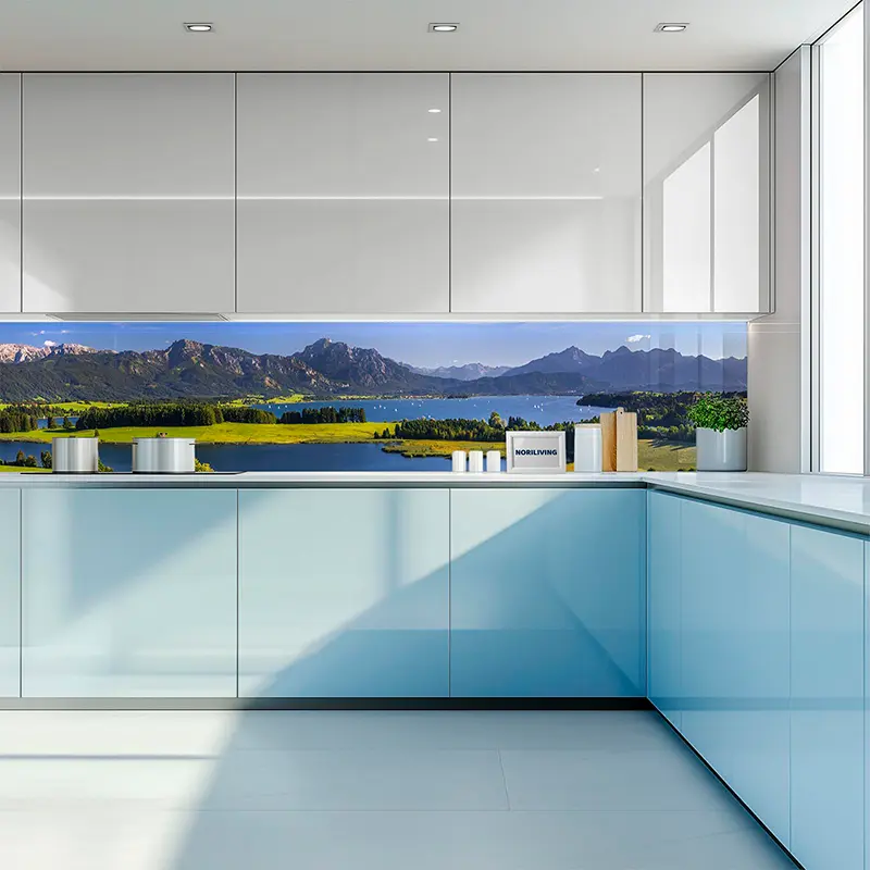 Helle Küche mit See- und Bergmotiv als Rückwand