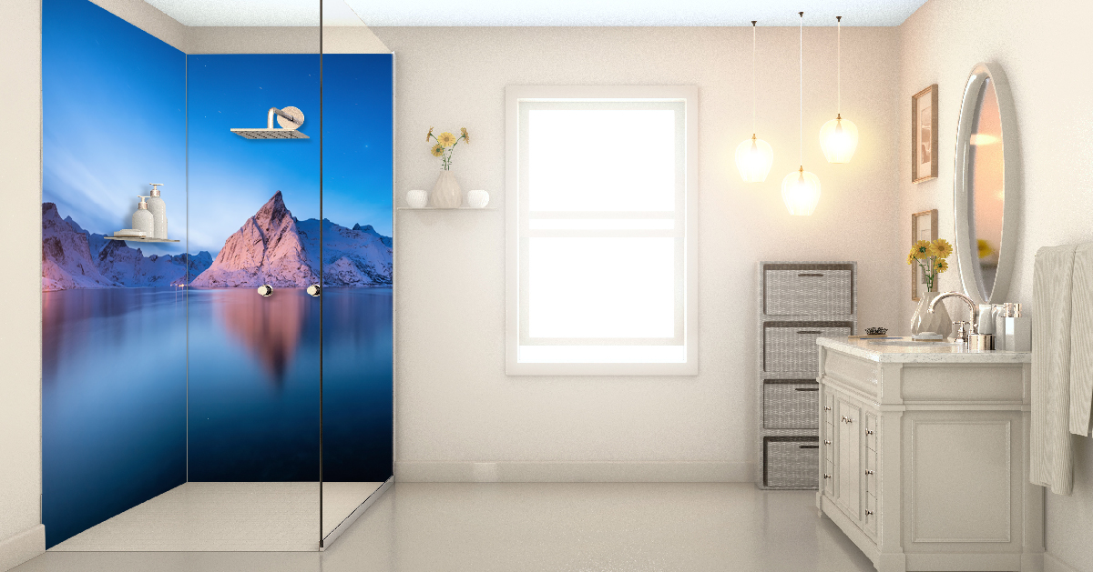 Helles Badezimmer mit einzigartiger Duschwand, die eine malerische Berglandschaft bei Sonnenuntergang zeigt. Elegante Beleuchtung und runder Spiegel ergänzen das stilvolle Design.