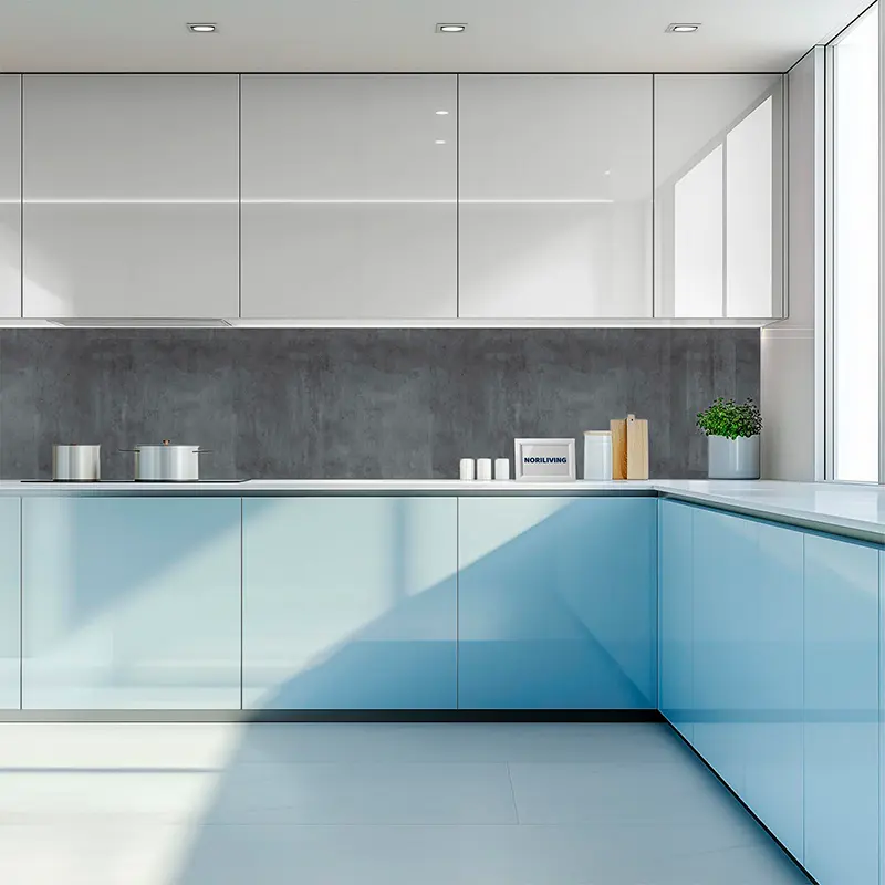 Minimalistische Küche mit hellblauen Fronten