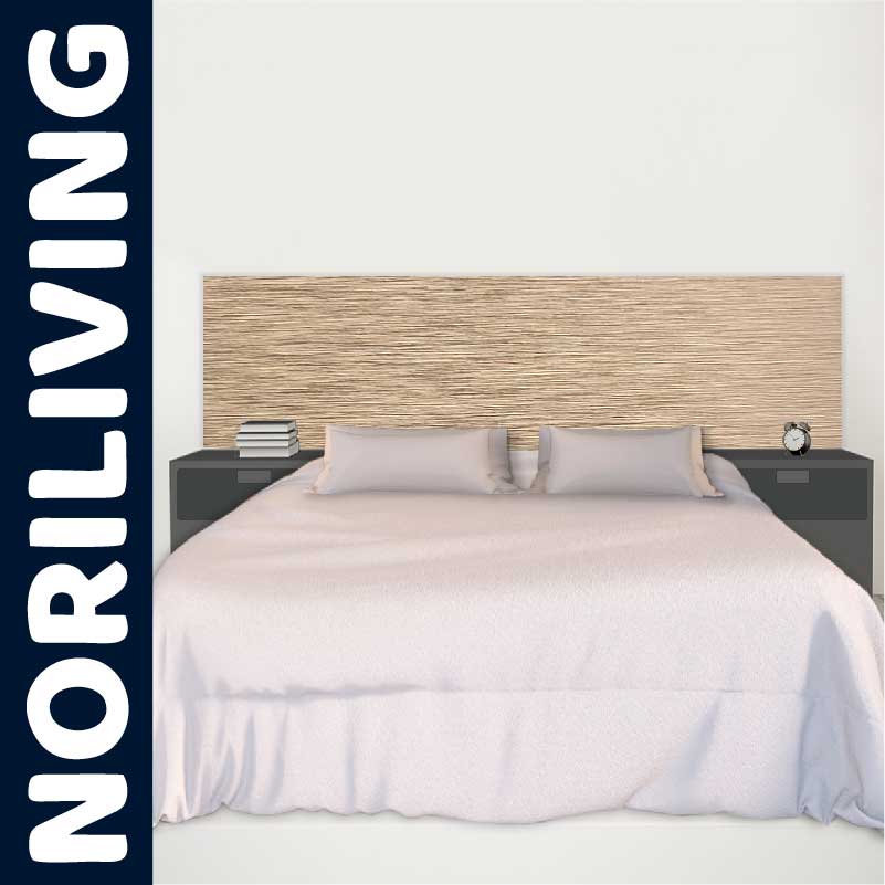 Ein komfortables Doppelbett mit elegantem Kopfteil aus Holz, flankiert von zwei modernen Nachttischen, im minimalistischen Design von NORILIVING.