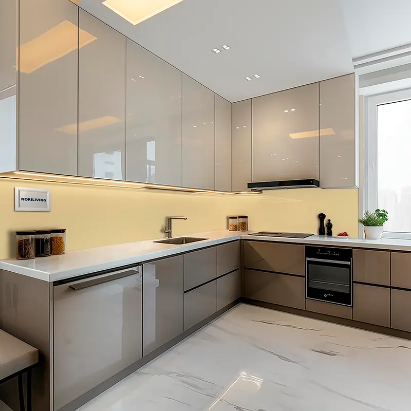 Beige moderne Eckküche mit Einbauofen, Kochfeld und Arbeitsp