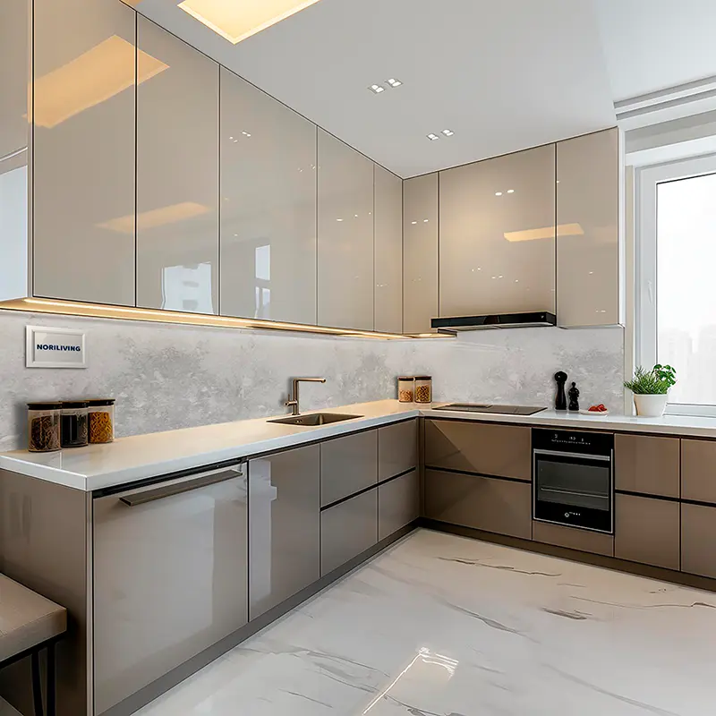 Elegante beige Küche mit Marmorrückwand und Einbaugeräten