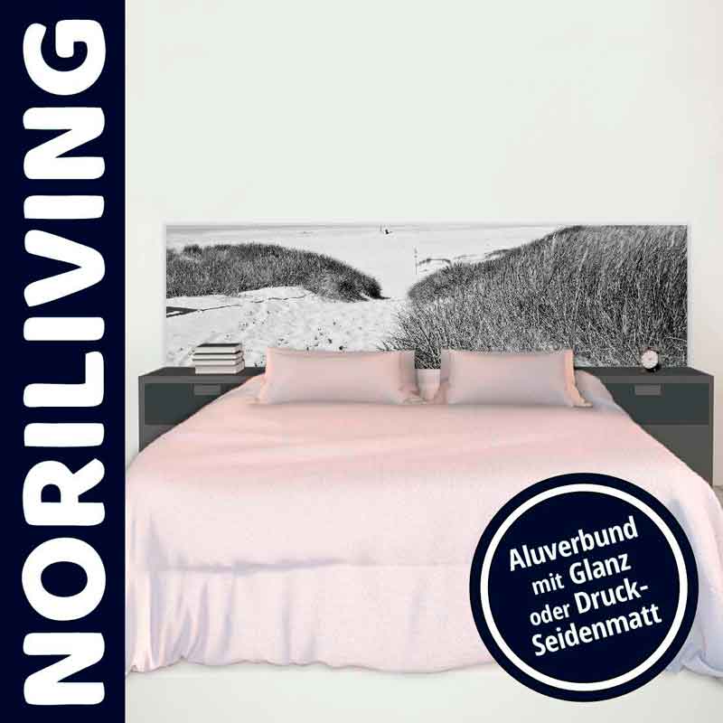 Schlafzimmer mit einem dekorativen Bettkopfteil-Bild von Noriliving, das einen Sanddünenweg zeigt, erhältlich in Aluverbund mit Glanz oder Druck-Seidenmatt.