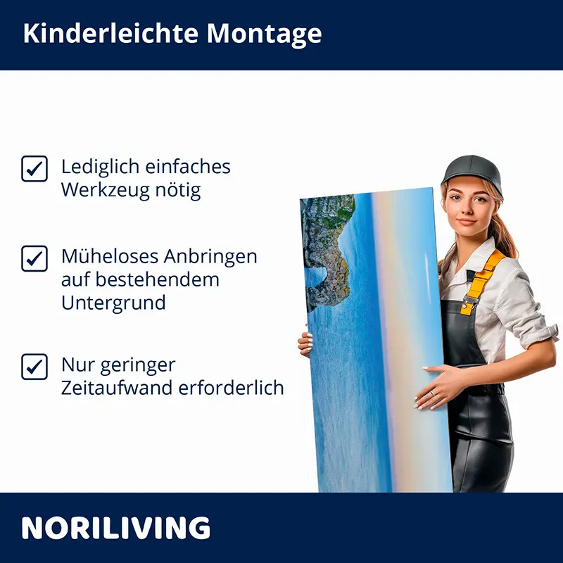 Frau hält Wandbildpaneel mit Meeresmotiv