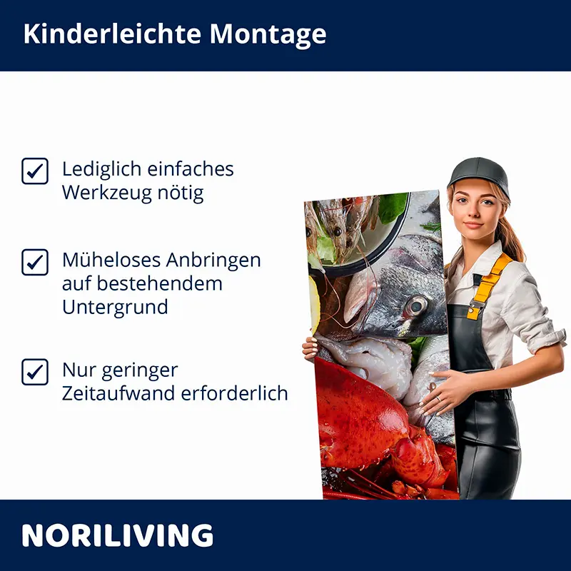 Frau mit Bildpanel (Meeresfrüchte) und Montagehinweis