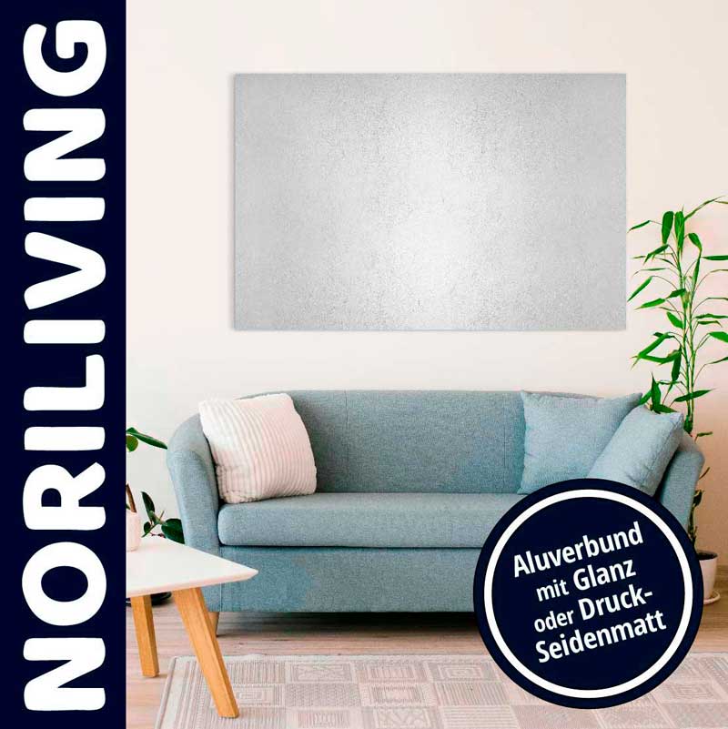 Elegantes Wohnzimmer mit blauer Couch, dekoriert mit Wandbild aus Aluminiumverbund und Pflanzen