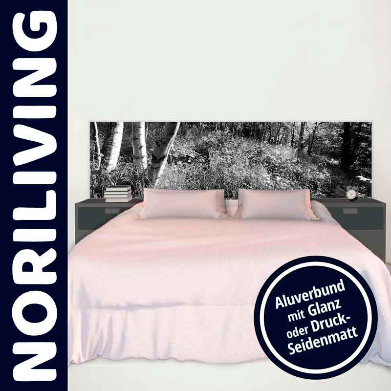 Ein stilvolles Doppelbett mit einem Kopfteil, das ein schwarz-weißes Waldmotiv zeigt, umgeben von Nachttischen und einem texturierten Bezug.