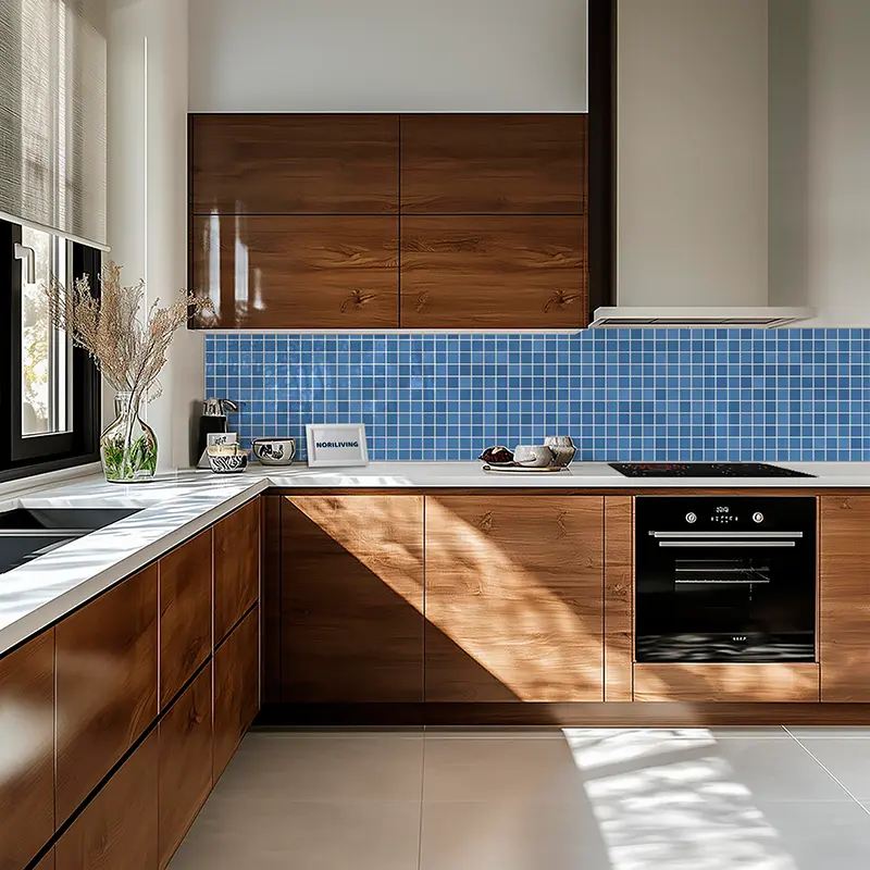 Küche mit Holzschränken und blauem Fliesenspiegel