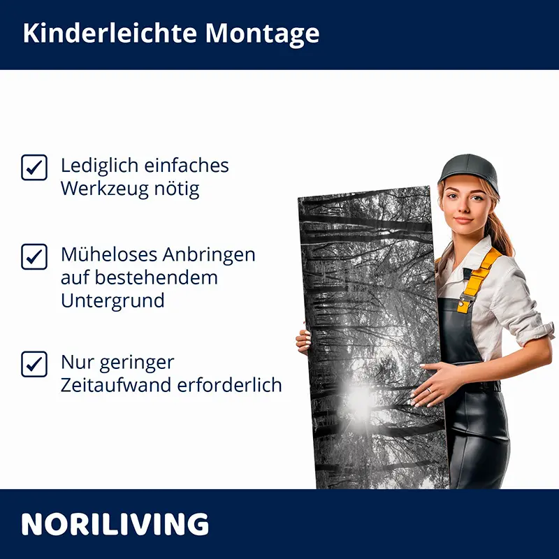 Frau hält Dekorwandpanel mit Schwarzweiß-Waldmotiv