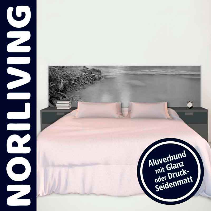 Stylisches Schlafzimmer mit einem modernen Bett, das ein schwarz-weißes Bild als Kopfteil hat, umgeben von Nachttischen und Dekoration.