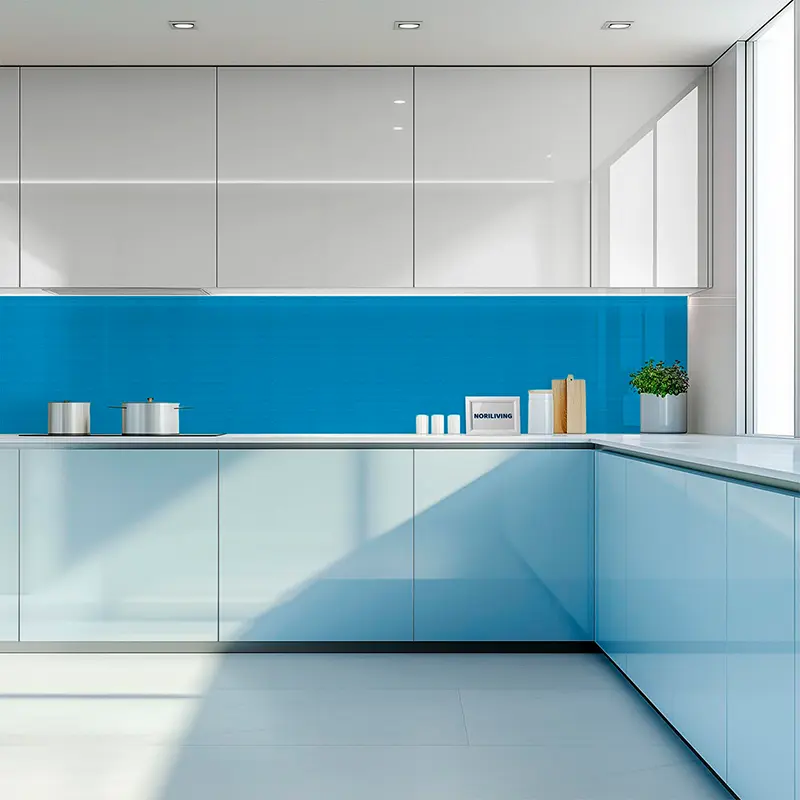 Minimalistische weiße Küche mit blauem Rückwandpaneel