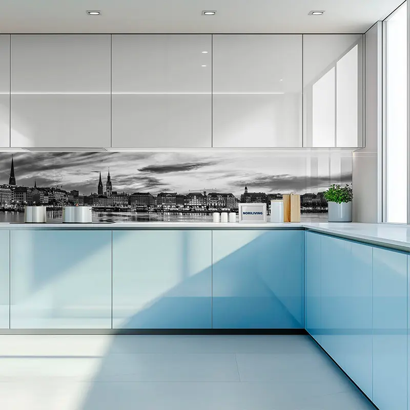 Küche mit blauen Schränken und Skyline-Glasrückwand