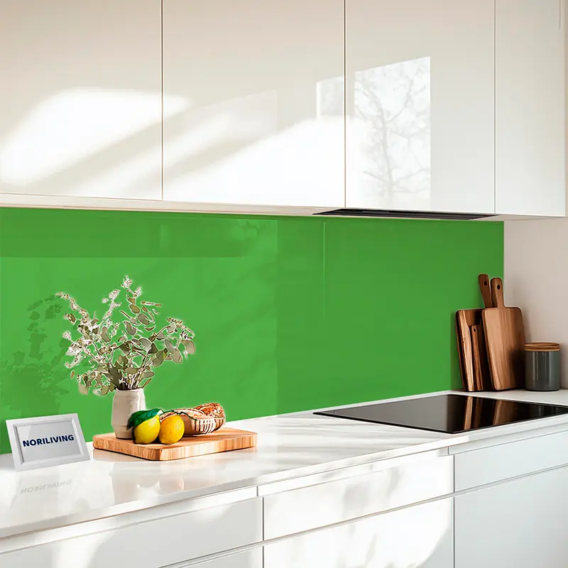 Weiße Küche mit grünem Rückwand, Obst und Schneidebretter