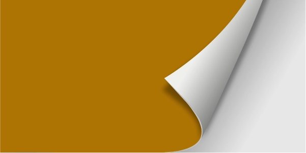 geknickte Ecke eines weißen Blatts auf goldfarbenem Papier