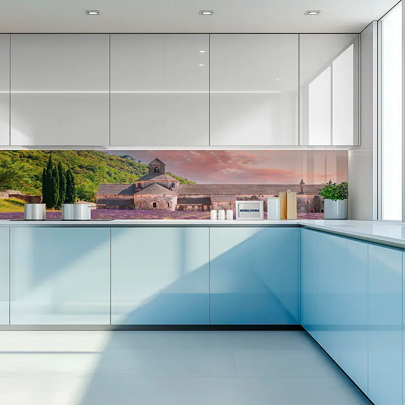 Moderne Küche mit Glasrückwand, Lavendelfeldmotiv