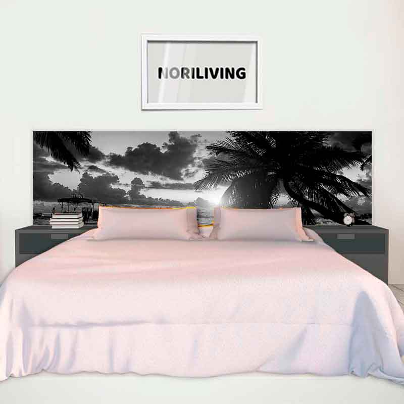 Minimalistisches Schlafzimmer mit großem Bett, Palmenmuster-Kopfteil und 'NORILIVING'-Bild an der Wand