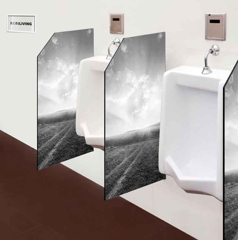 Urinale mit Trennwänden, die ein Landschaftsmotiv zeigen, in einem Badezimmer