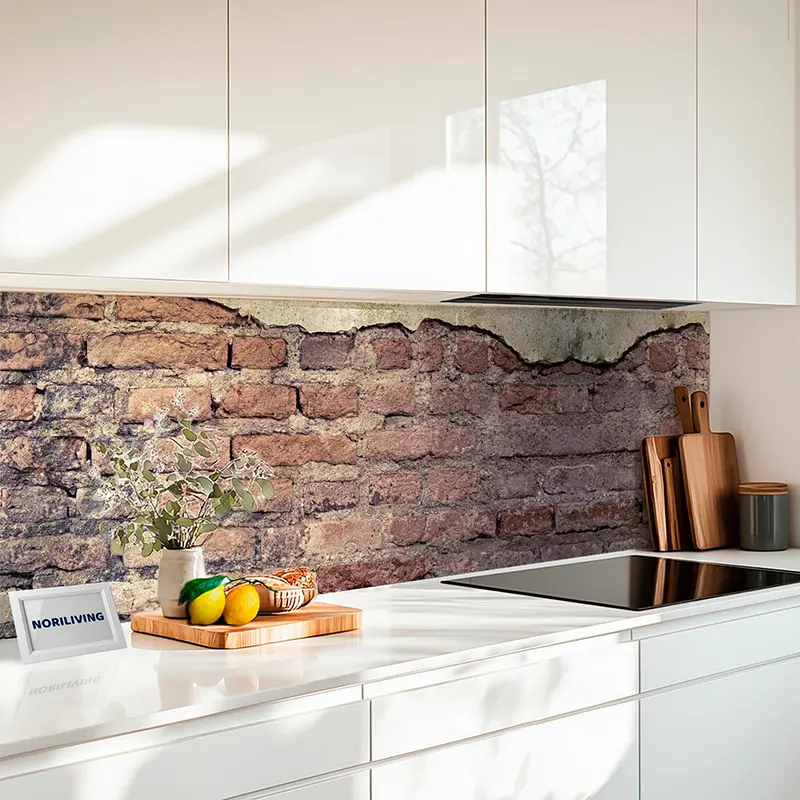 Weiße Küchenzeile mit rustikalem Backstein-Spritzschutz