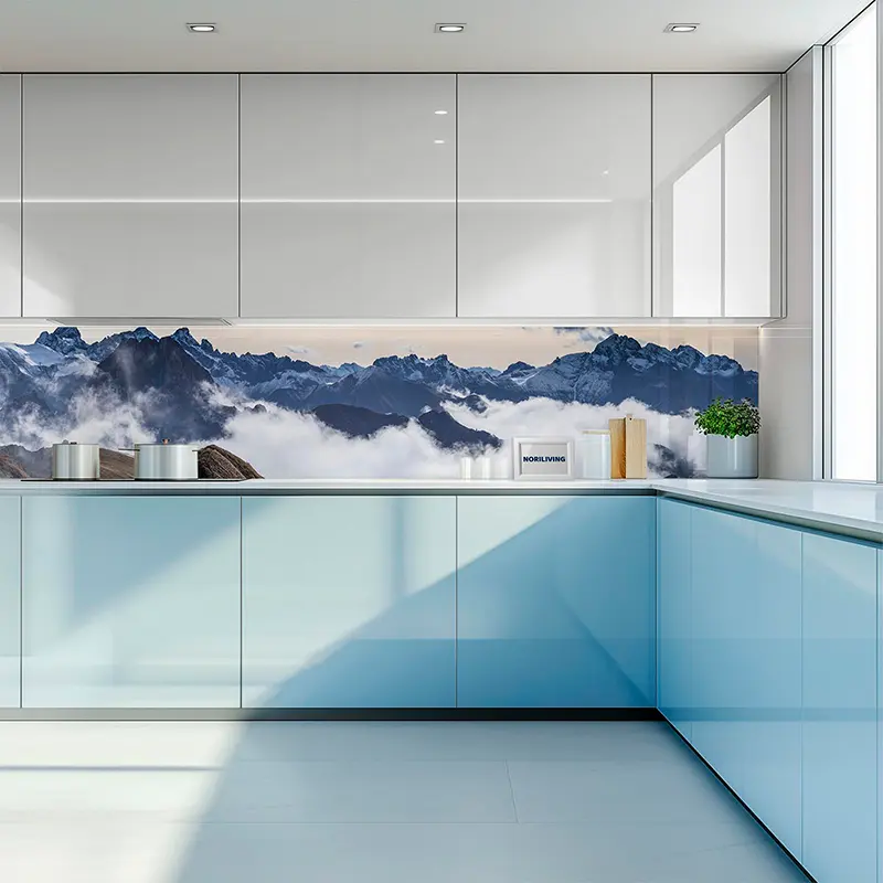 Helle Küche mit Glasrückwand und Bergpanorama